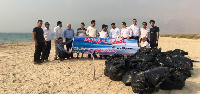 جمع آوری زباله‌های ساحل خلیج نایبند توسط پرسنل پتروشیمی تخت جمشید