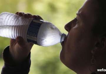 فیلم: 90 درصد بطری های آب حاوی ذرات پلاستیكی هستند